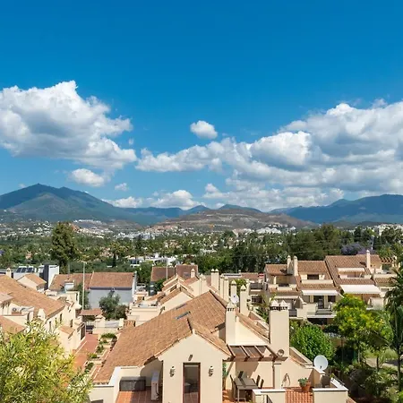 Modern And Spacious 2 Bdrm Penthouse - 3 Pools And Sea Views Appartamento