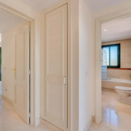 Modern And Spacious 2 Bdrm Penthouse - 3 Pools And Sea Views Appartamento