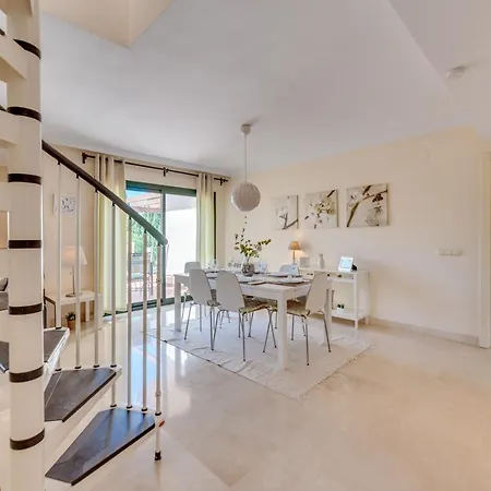 Modern And Spacious 2 Bdrm Penthouse - 3 Pools And Sea Views *