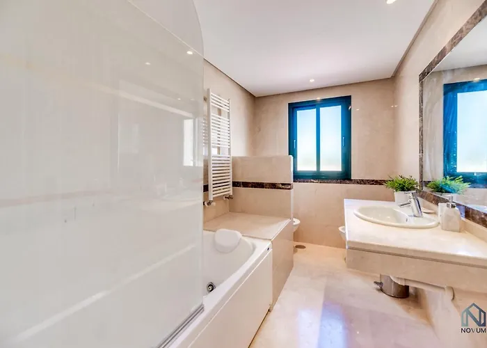 Modern And Spacious 2 Bdrm Penthouse - 3 Pools And Sea Views Apartman Marbella