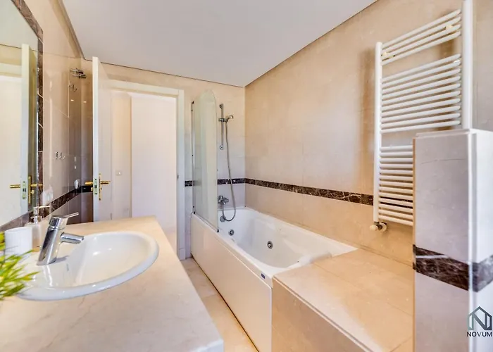 Modern And Spacious 2 Bdrm Penthouse - 3 Pools And Sea Views Apartman