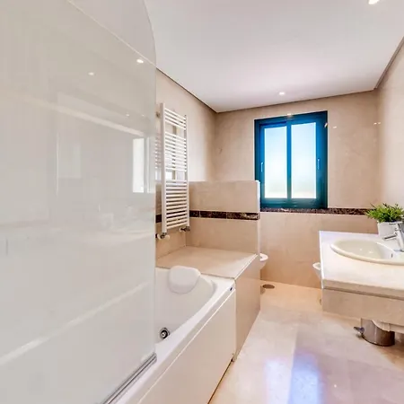 Modern And Spacious 2 Bdrm Penthouse - 3 Pools And Sea Views Apartament Marbella