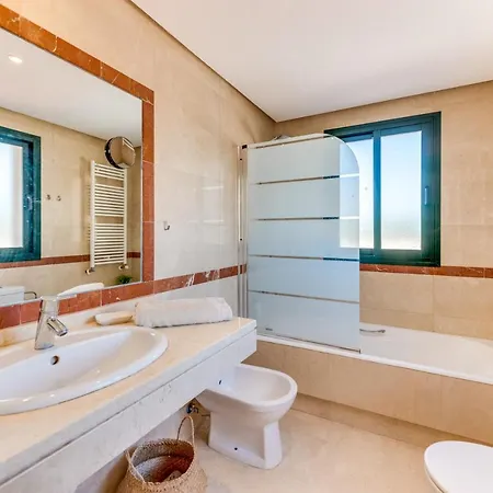 Modern And Spacious 2 Bdrm Penthouse - 3 Pools And Sea Views Apartament Marbella