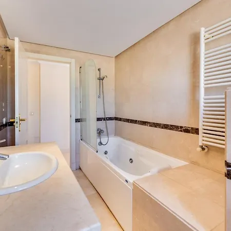 Modern And Spacious 2 Bdrm Penthouse - 3 Pools And Sea Views Apartament